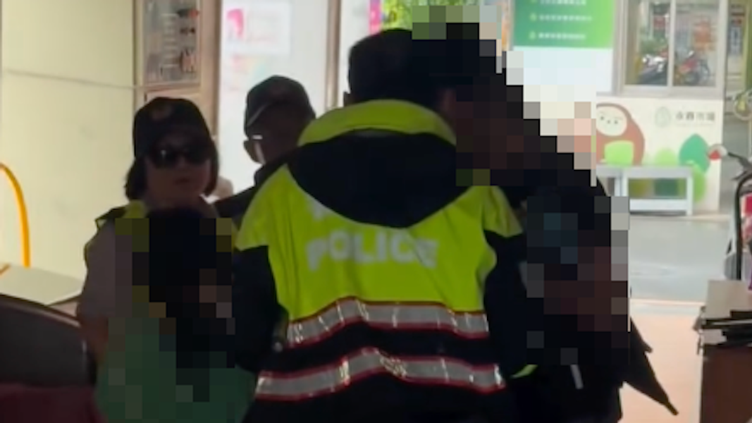 防空演習帶女兒考游泳!北市媽強闖管制區遭攔 遷怒女兒「幹嘛睡覺」