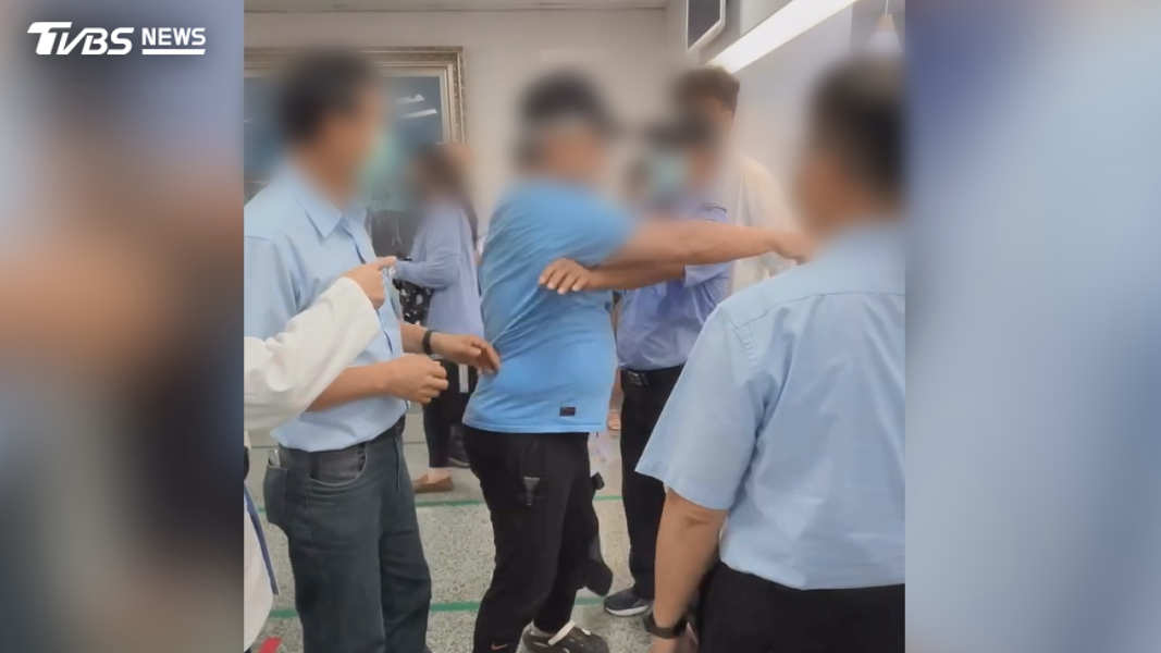 台南一名56歲蔡姓男子,因為領藥號碼還沒開放,先卡位被勸重排,當場暴怒咆哮鬧上警局。(圖/翻攝Threads@hou_dingyuan)(圖/其他)
