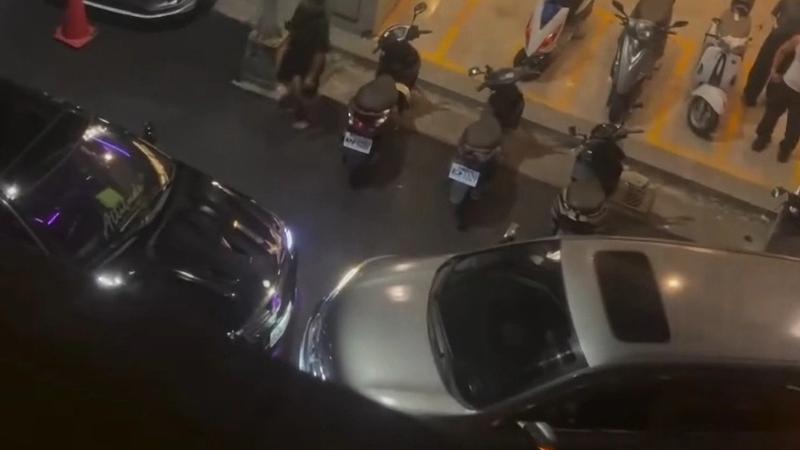 台中婦逆向誤闖單行道 22歲超派男「揮棒怒譙」下場慘