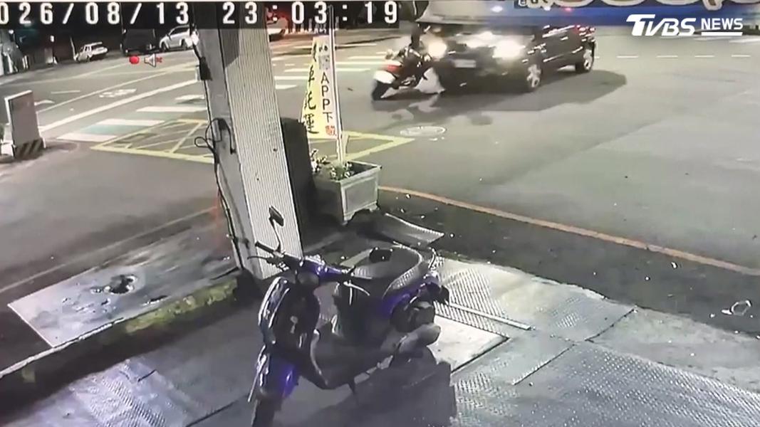 兩毒蟲拒檢倒車撞飛騎士狂逃 台體大生神助攻逮人(圖/TVBS)