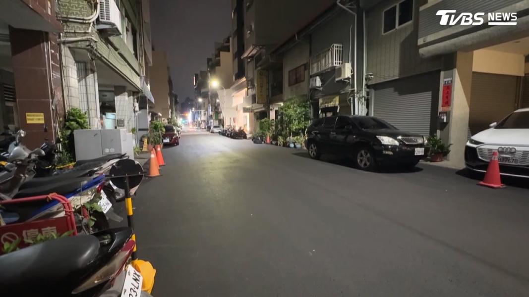 按喇叭11秒火大了!男掏球棒敲車怒轟逆向車「會不會開車」(圖/TVBS)