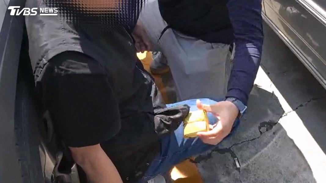 銀髮販毒網曝光!60歲男「到府送毒」服務中高齡 警埋伏逮人(圖/TVBS)