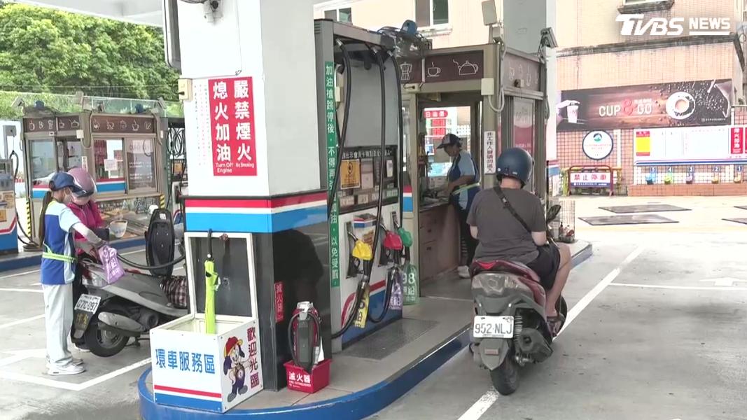 加98跳停「油灌滿地」!車主傻眼 員工竟回:以後加1000就好(圖/TVBS)