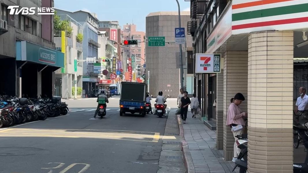 台北市南京東路五段發生乘客疏忽開車門擊落直行騎士事故。(圖/TVBS)