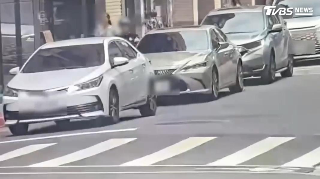 台北騎士直行遭車門擊落!女乘客紅燈急下車 駕駛面臨罰單