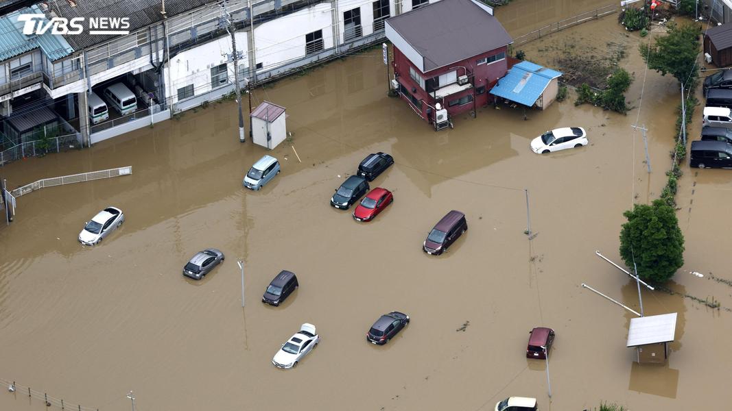 日本千葉降下破紀錄豪雨,短短一小時內降下超過100毫米雨量,一度發布最高的「黑色暴雨」警戒。(圖/路透社)