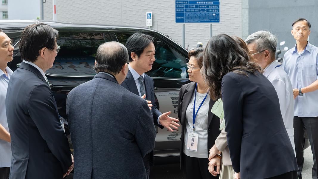 賴清德在下車後就與王惠美開聊。(圖/總統府提供)