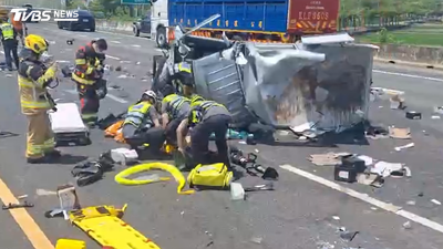 國1驚悚車禍!小貨車撞特斯拉「車殼解體」 零件噴滿地2人傷