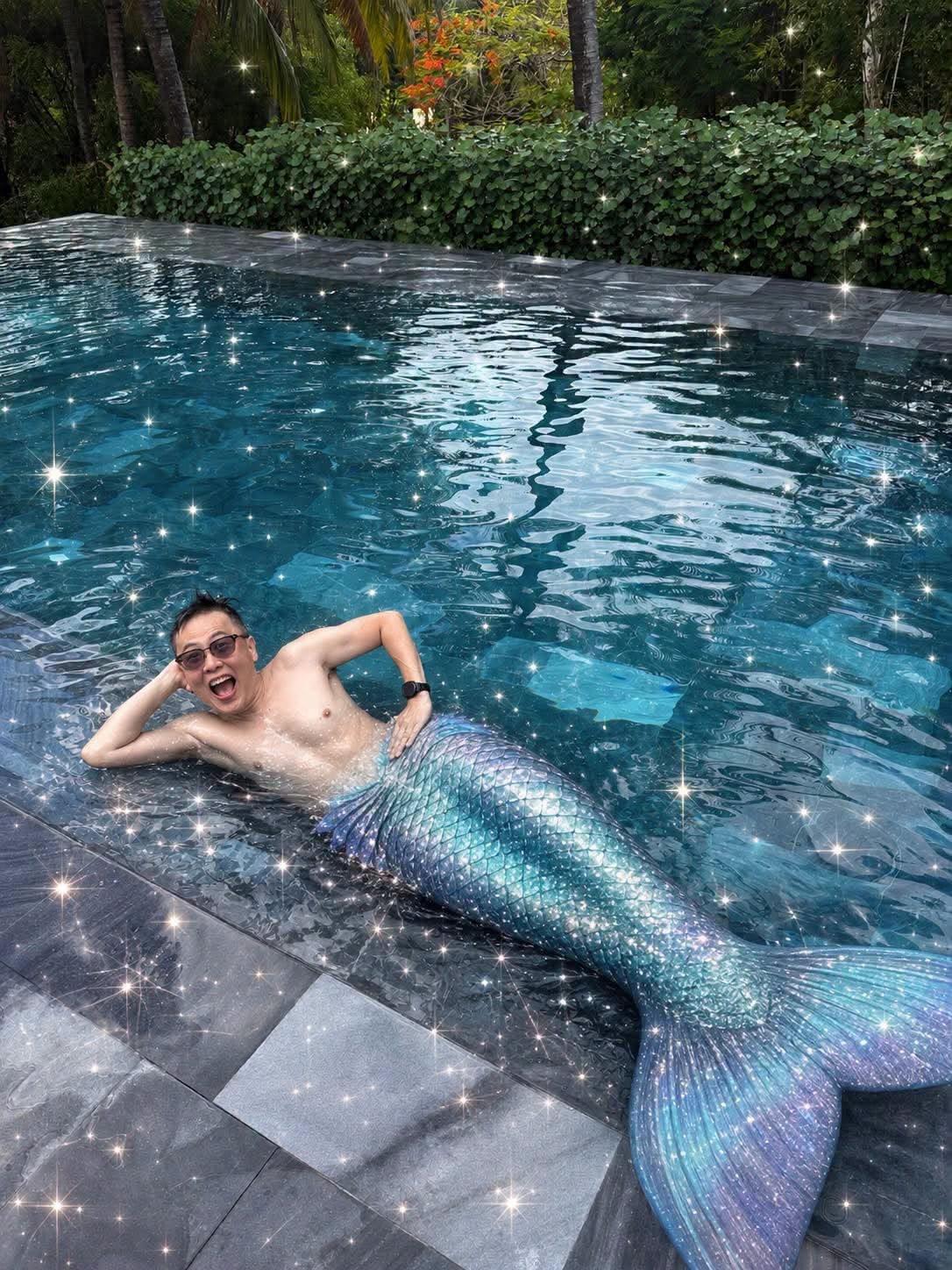賈永婕老公王兆杰一身美人魚裝扮,瞬間吸引所有人目光。(圖/翻攝自賈永婕的跑跳人生FB)