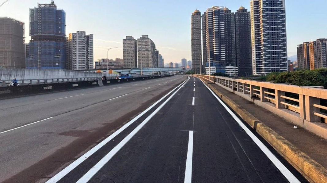 陳世軒提出可先從大漢橋「新莊往板橋」方向試辦,開放機車行駛外側快車道。(圖/翻攝自陳世軒臉書)