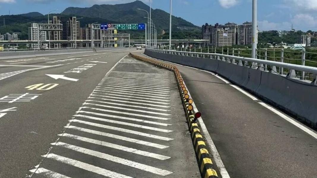 新北市議員顏蔚慈多次要求市府檢討,經交通局及相關單位會勘後,確定拆除「蘆洲端上下橋引道段」實體分隔島,改以槽化線修順路型與分隔車流。(圖/翻攝自顏蔚慈臉書)