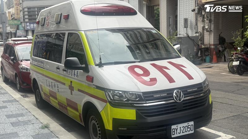 快訊/台中酒駕重大車禍!闖燈男連撞3車 女騎士破頭意識不清送醫