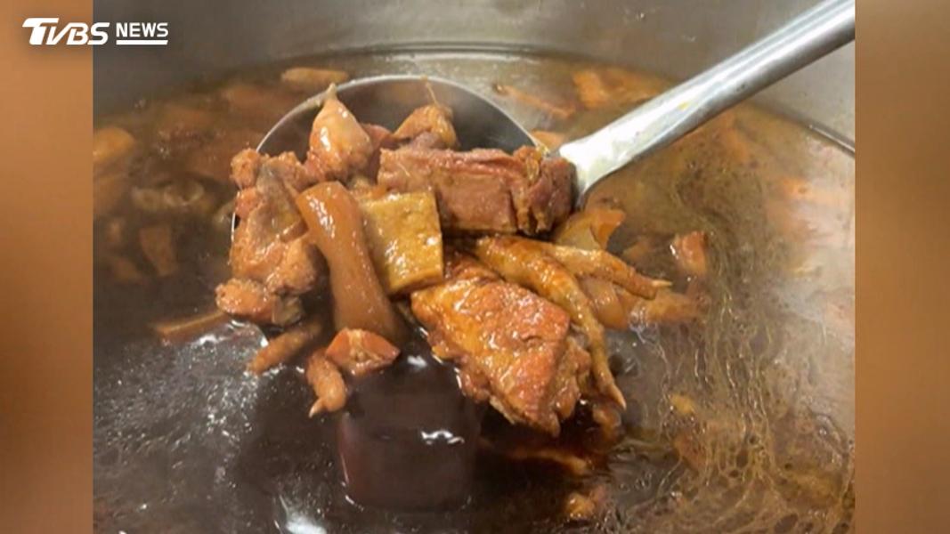 頂級食材搭配繁複工序,從泡水、蒸製還原鮮味,再以老母雞、金華火腿、干貝等十多種食材慢火燉煮。(圖/TVBS)