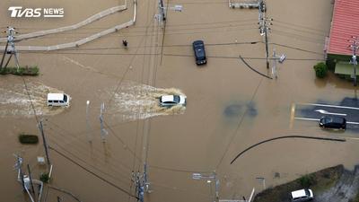 千葉暴雨河堤崩塌!遊覽車險墜河、泥水吞沒鐵軌 多地交通斷