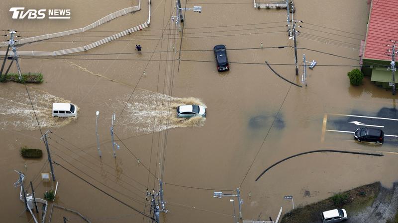 千葉暴雨河堤崩塌!遊覽車險墜河、泥水吞沒鐵軌 多地交通斷