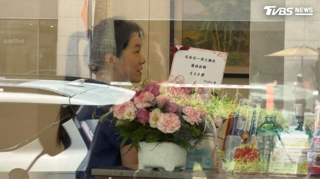 陳幸妤的診所有人送上離婚快樂的花束慶祝。(圖/TVBS)
