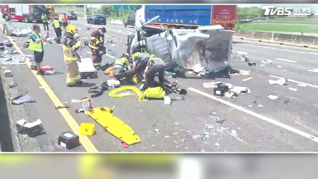 小貨車自撞翻覆「撒電池」特斯拉開輔助駕駛閃不及撞上 國道秒變停車場