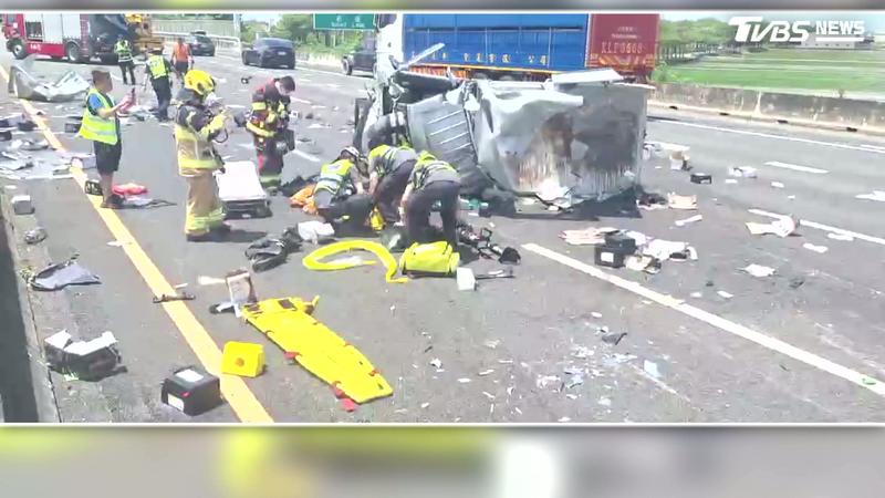 小貨車自撞翻覆「撒電池」特斯拉開輔助駕駛閃不及撞上 國道秒變停車場