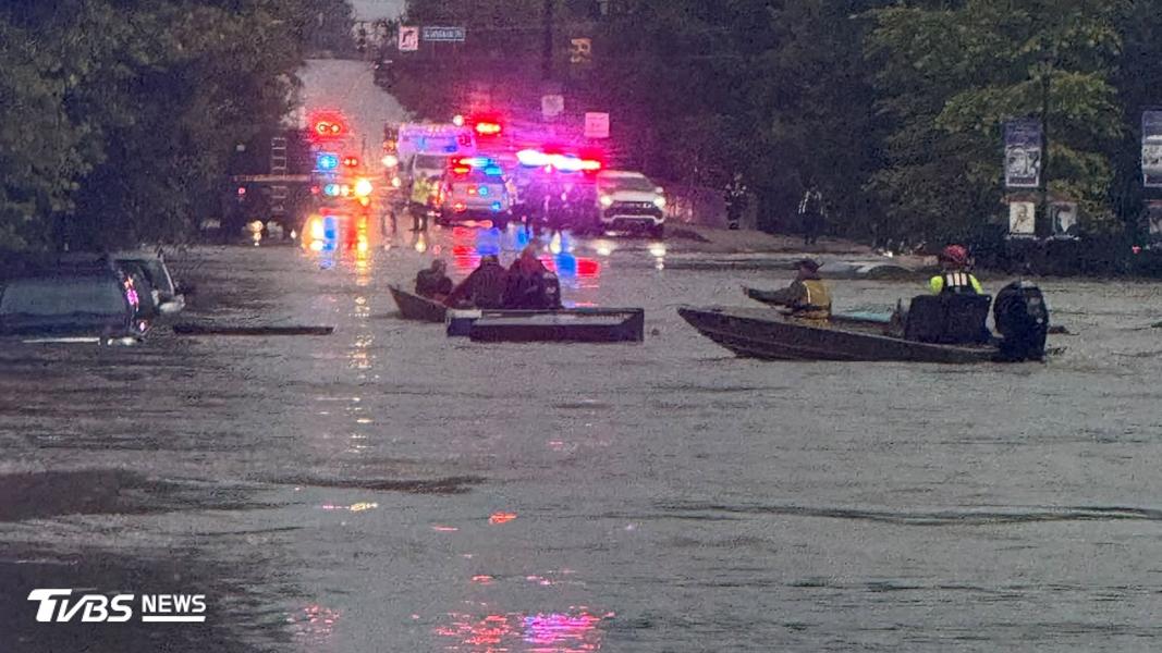 印第安納州暴雨成災,淹沒多輛汽車。(圖/FB Cambridge City Indiana Police Department)