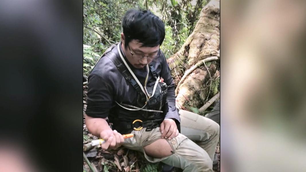 生態研究者郭熊日前遭黑腹虎頭蜂群圍攻叮咬,還好隨身攜帶腎上腺素注射筆自救。(圖/梁皆得導演提供)