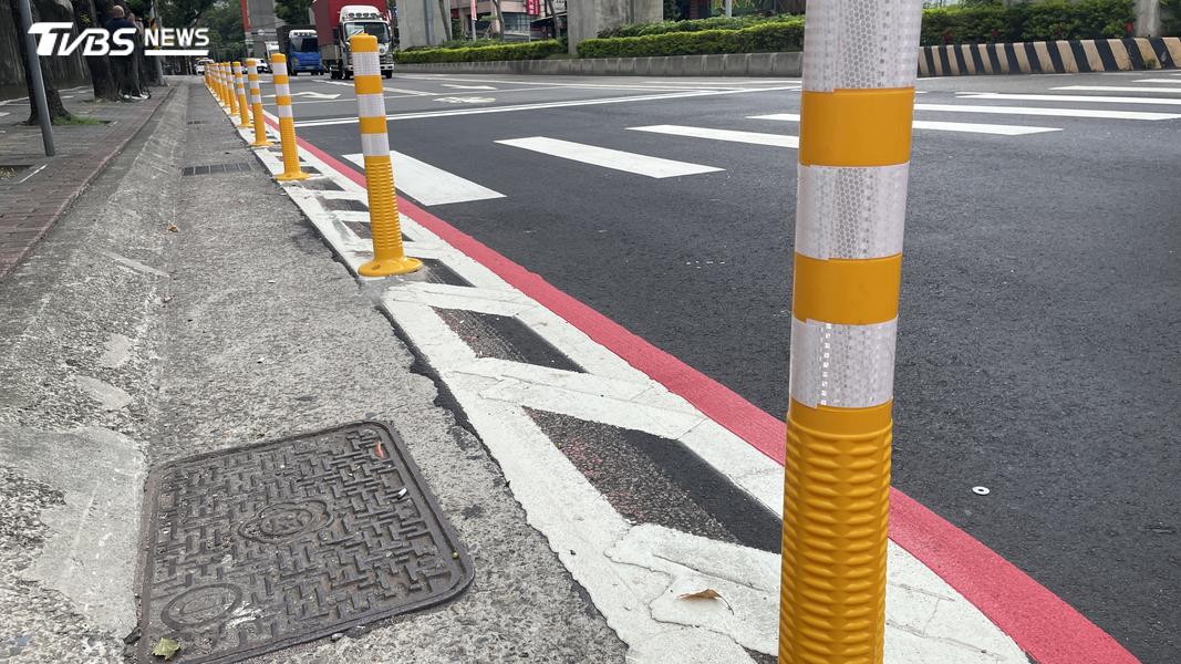 新北市新莊新北大道七段的槽化線遭人質疑設置搶錢,交通局緊急加裝「可回復式導桿」。(圖/TVBS)