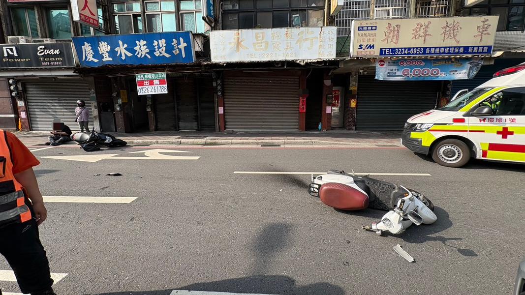 毒駕男闖紅燈逆向。(圖/TVBS)