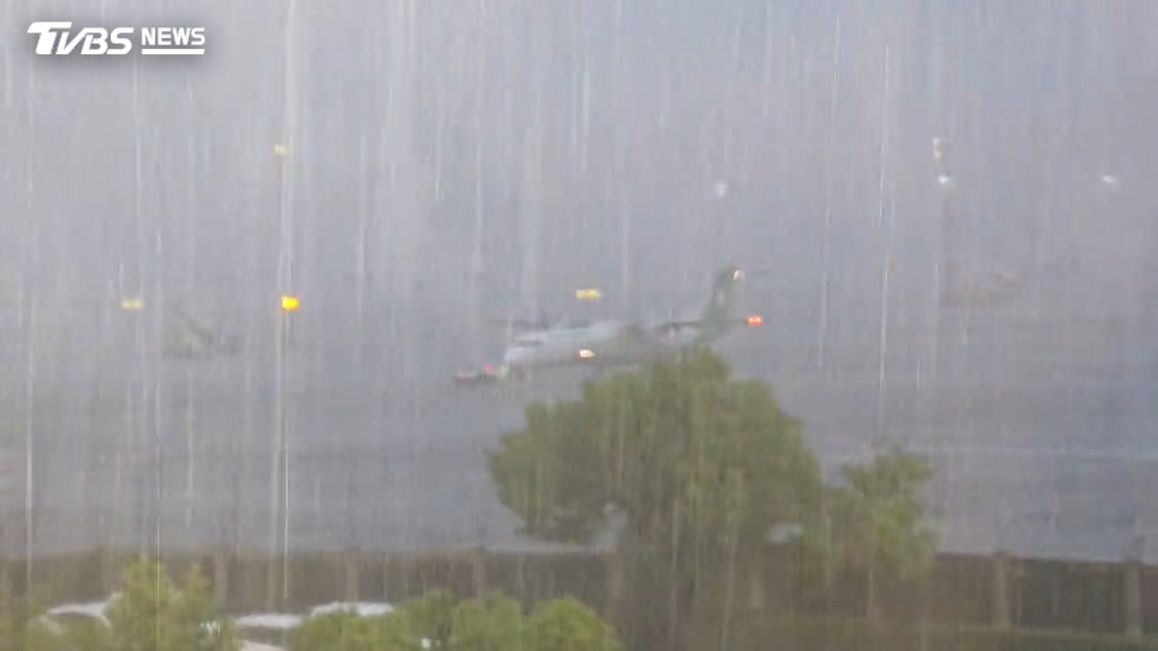 立榮航空B7-8715高雄往馬公,起飛時間延誤半小時,高雄航空站兩度因為雷雨暫停地面作業。(圖/畫面提供 孫翊豪)