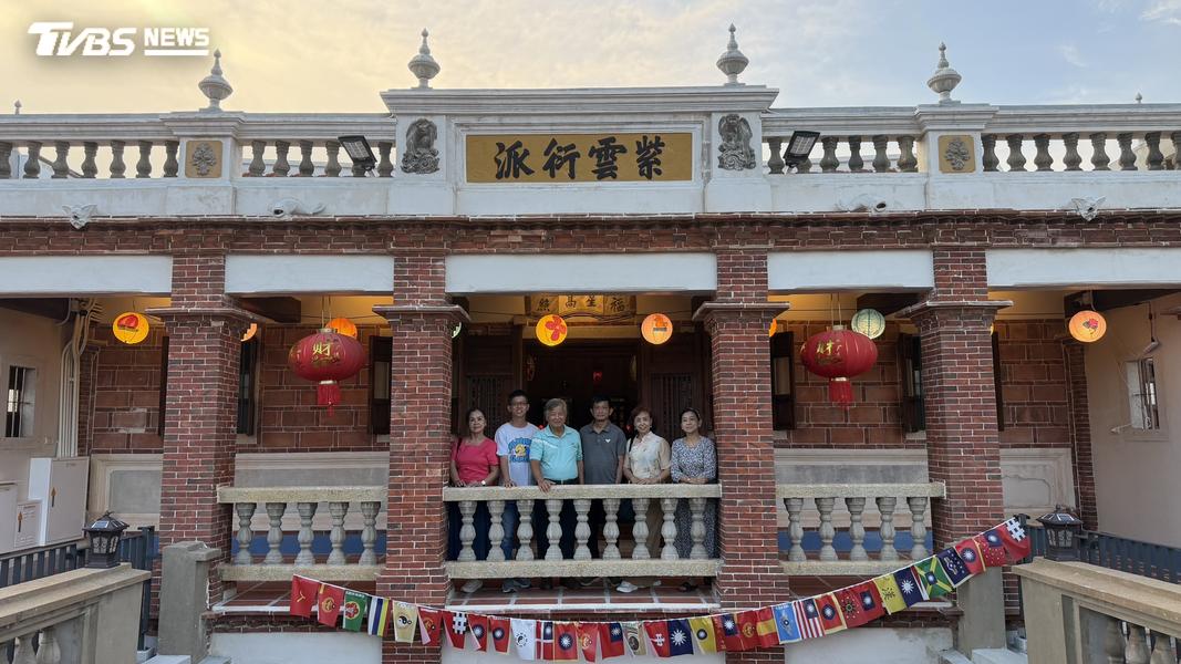黃奕展校長與黃瑪琍等親族在「紫雲衍派」下合影。(圖/程子奕攝)