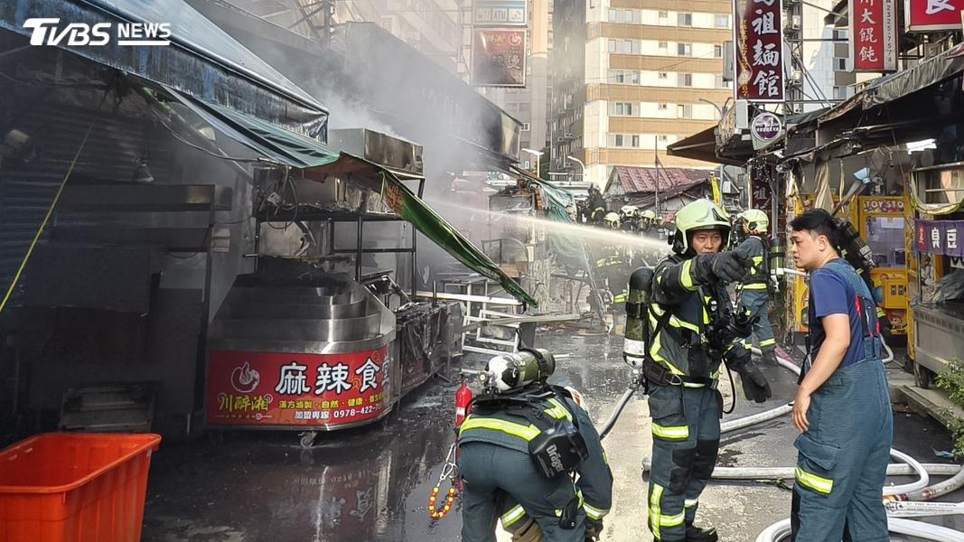 快訊/臨江街夜市失火!濃煙猛竄 麻辣燙、綠豆沙攤位燒毀