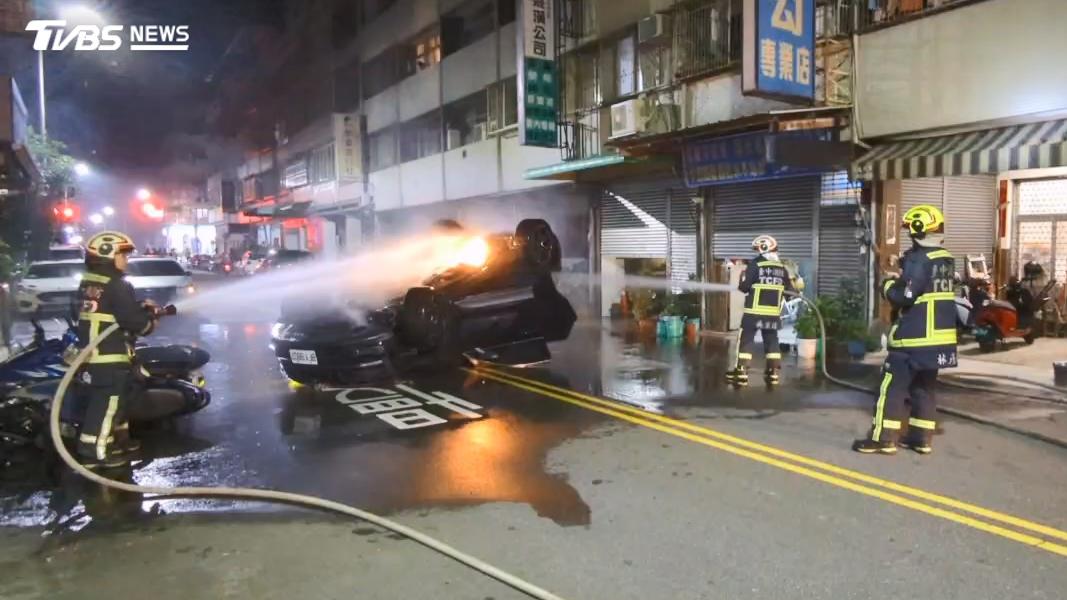 有片/台中保時捷暗夜猛撞!失控翻覆竄火舌 毀3機車1汽車