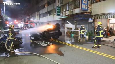 有片/台中保時捷暗夜猛撞!失控翻覆竄火舌 毀3機車1汽車