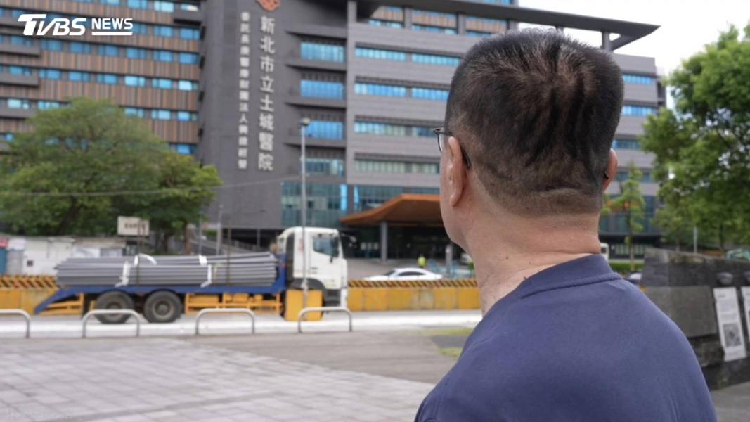 土城醫院是李四川一戶一戶去拜託「遷墳」,才蓋成的。如今要選新北市長的他,提出廣蓋醫院政策,誓言讓新北人不用跑很遠去北市看病。(圖/柯勝雄攝)