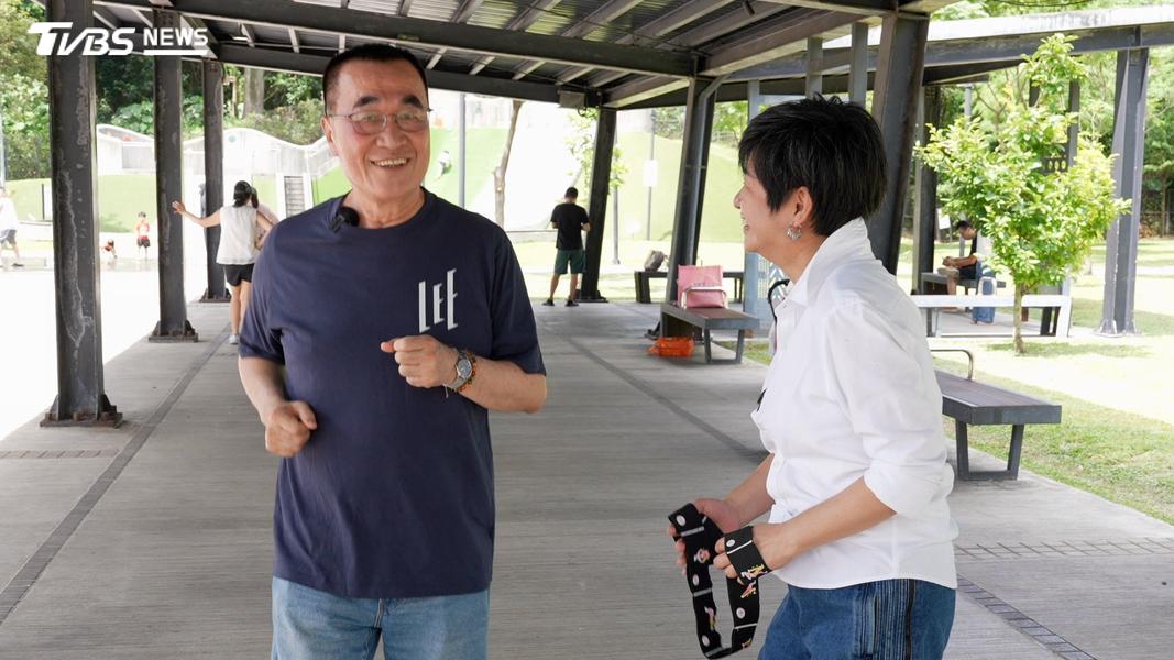 李四川的運動習慣是超慢跑,我是彈力帶。他說什麼運動都可以,能維持最重要,這樣不僅能維持健康,還能減輕健保負擔一舉兩得。(圖/柯勝雄攝)