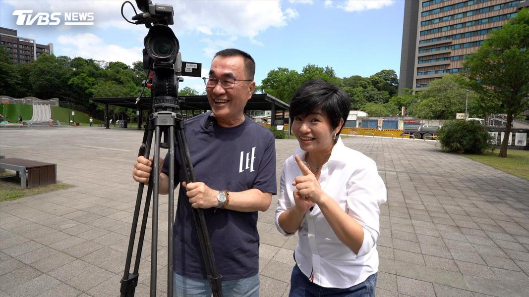 李四川的運動習慣是超慢跑,我是彈力帶。他說什麼運動都可以,能維持最重要,這樣不僅能維持健康,還能減輕健保負擔一舉兩得。(圖/柯勝雄攝)