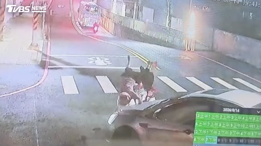 驚悚畫面曝光!新竹惡駕駛撞飛騎士加速逃 她頭部遭輾送醫亡