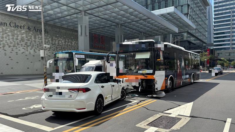 W Hotel外轟然巨響!北市轎車失控衝對向「硬撞公車」車頭全爛