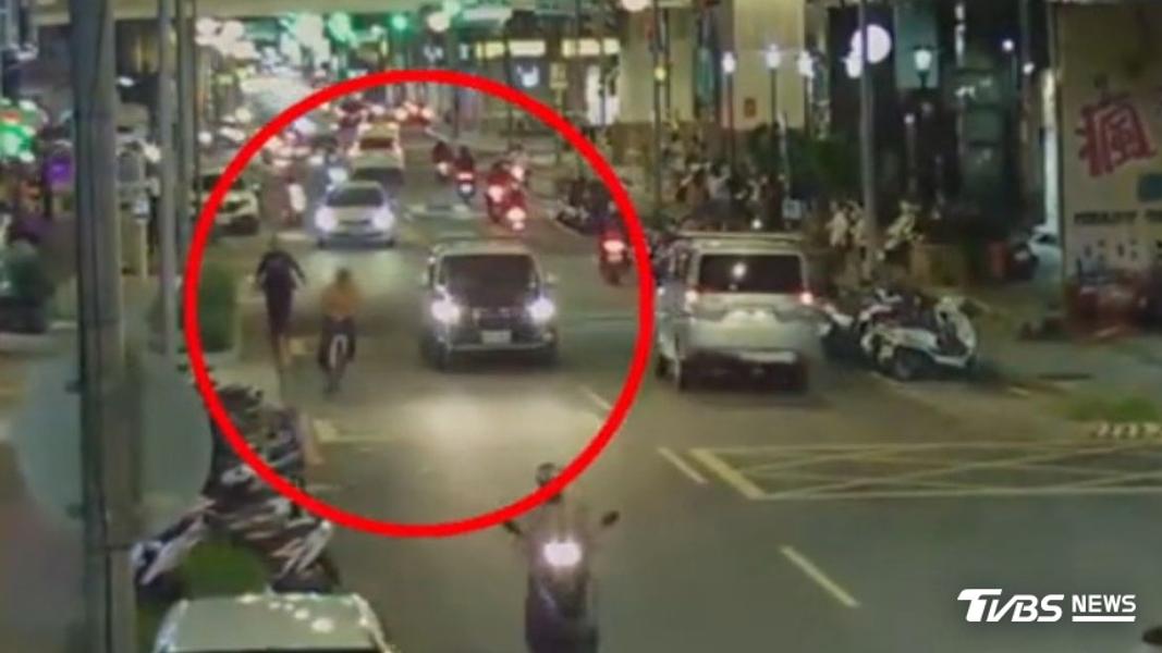 單車尬警車! 猛「踩」2百米逃 男藏毒遭逮