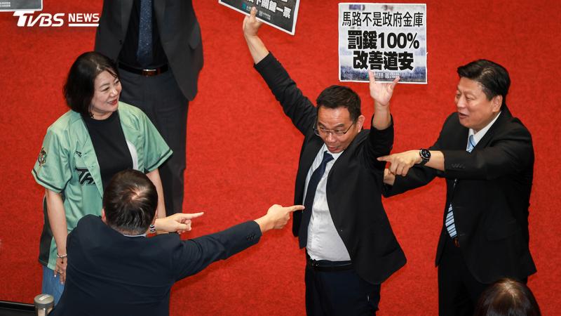 圖輯/立院三讀表決立場交錯 議場紅海的藍綠白