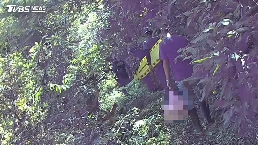 台東分局警員上山搜救失蹤老翁,不慎遭虎頭蜂螫傷。(圖/TVBS)