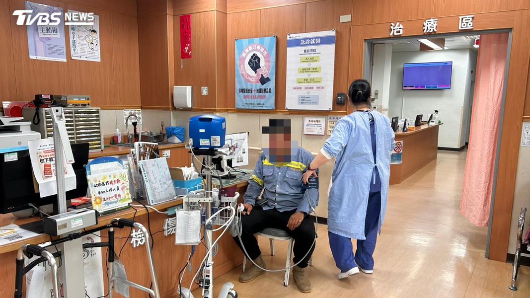 台電人員進行高空作業時,意外虎頭蜂螫咬送醫。(圖/TVBS)
