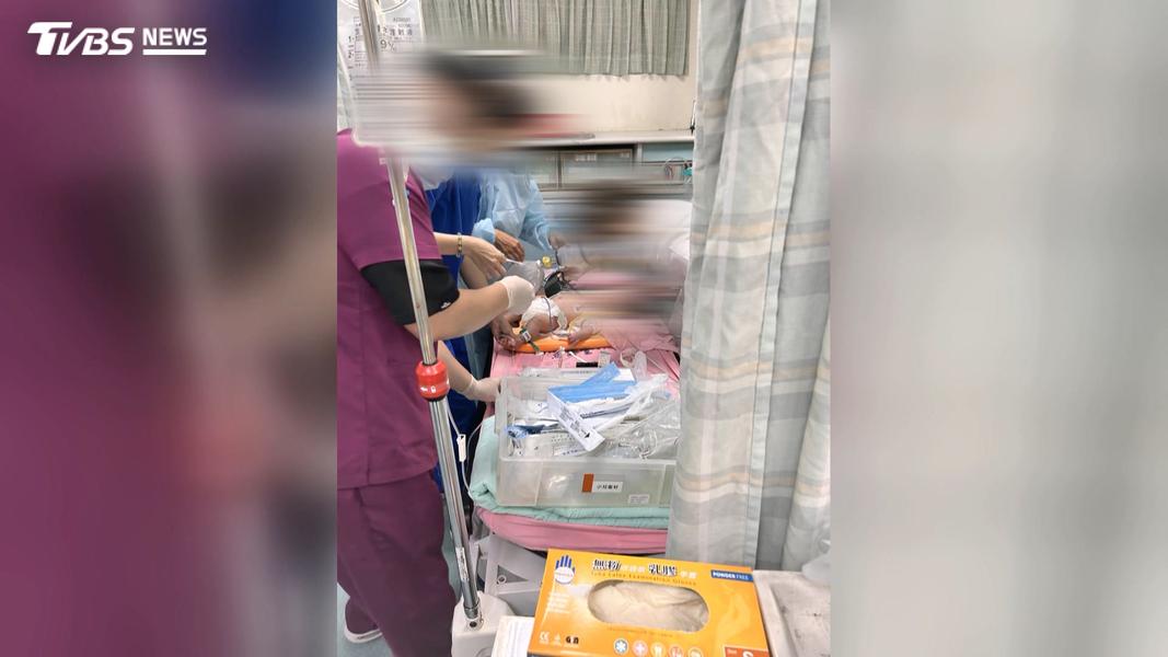 男嬰經過插管搶救仍不治身亡,家屬淚崩控訴托嬰中心疏失。(圖/TVBS)