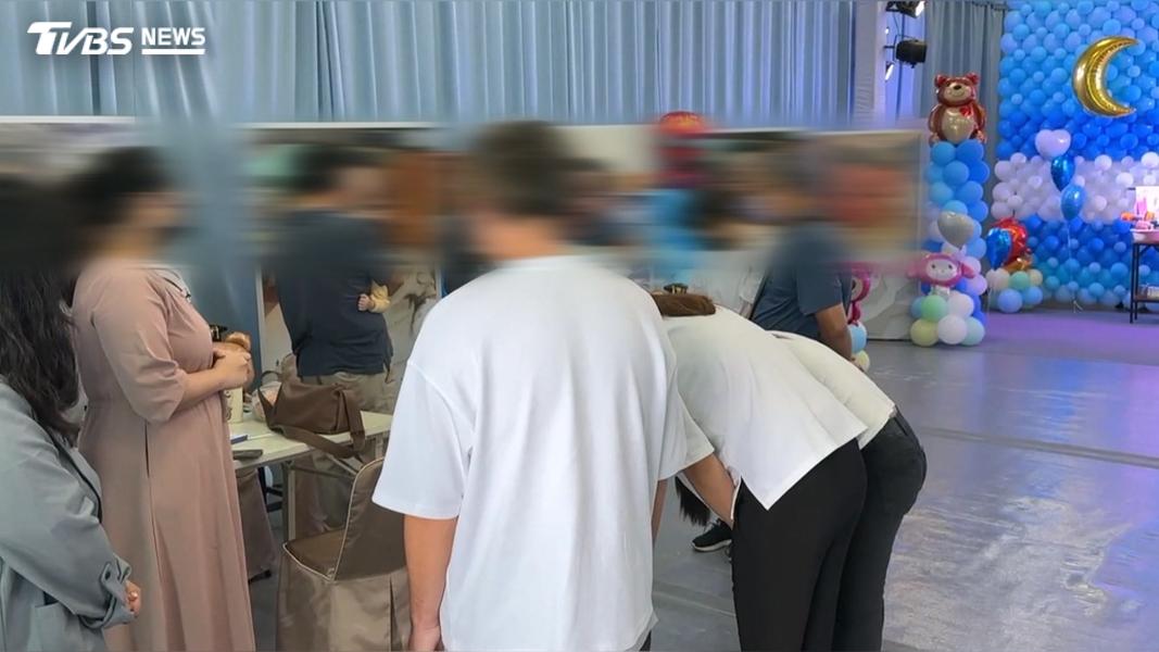 告別式前一天,托嬰中心共五位老師到場鞠躬致歉,但就算再怎麼彎腰道歉,男嬰仍回不來了。(圖/TVBS)