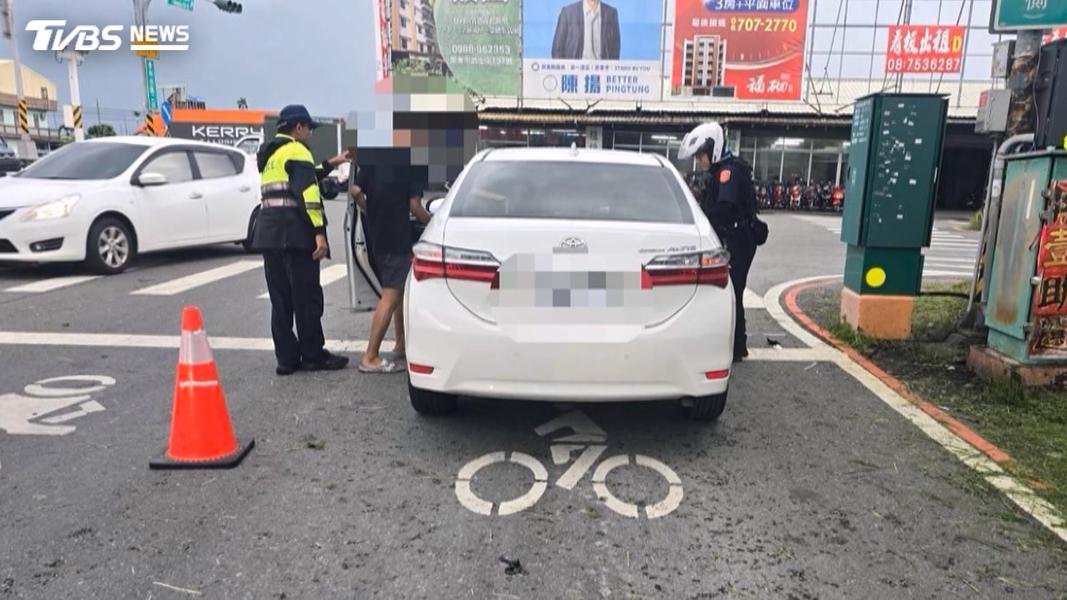 屏東一名男子涉嫌毒駕,追撞3機車想跑,熱心民眾上前把人攔下後將他五花大綁。(圖/TVBS)