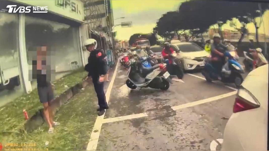 警方抵達現場後,在吳姓駕駛車內查獲依托咪酯煙彈,隨即對他實施唾液快篩。(圖/TVBS)