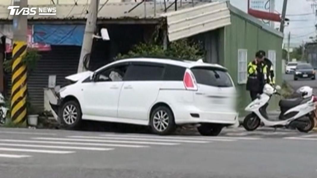 台南男自撞電桿後迅速開溜,車內驚見「滿滿啤酒罐」疑酒駕心虛。(圖/TVBS)