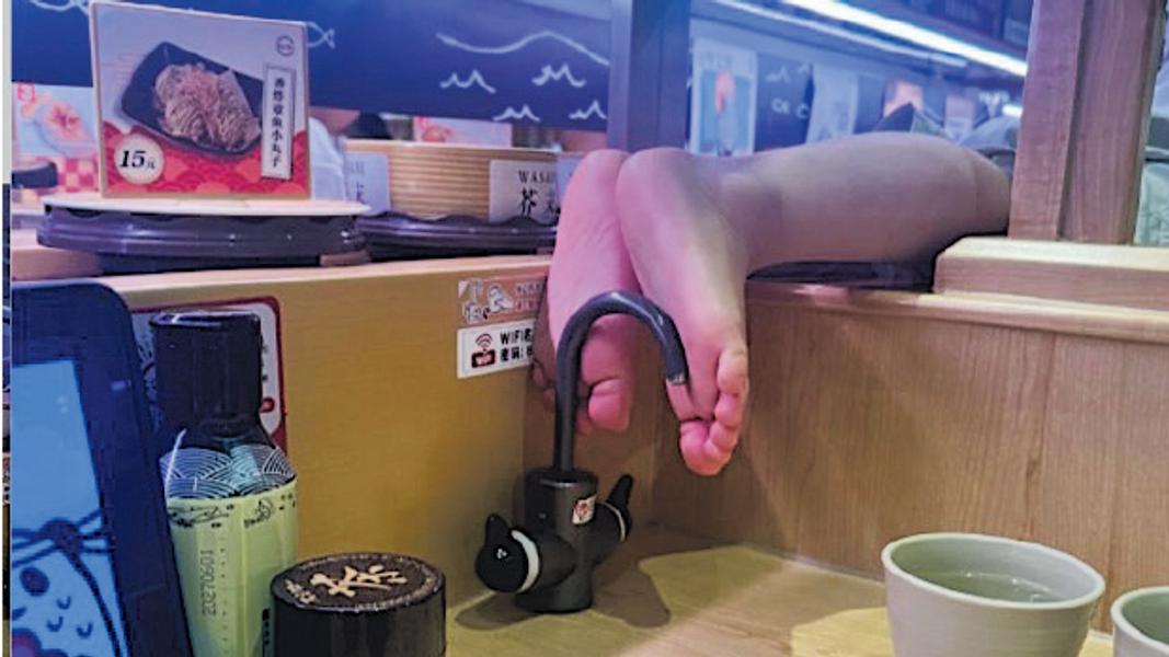 男童「光腳踩水龍頭」!陸壽司郎慘遇恐龍家長 顧客噁爆崩潰