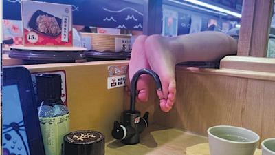 男童「光腳踩水龍頭」!陸壽司郎慘遇恐龍家長 顧客噁爆崩潰