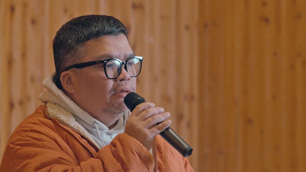 迪拉在生前告別式一度情緒潰堤中斷拍攝。(圖/寰宇龍虎豹提供)