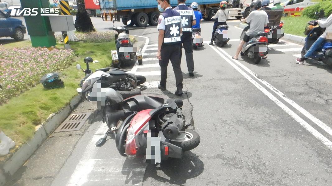 高雄男騎車突暈眩!趴倒儀表板爆衝 連撞2車釀4傷