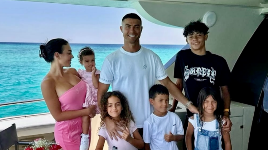C羅(Cristiano Ronaldo)與喬治娜(Georgina Rodríguez)和他們的5個孩子。(圖/翻攝自IG@cristiano)